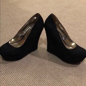 Adorable black wedges!
